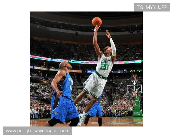 NBA后卫逆天技巧：背打内线强吃成功的秘密解析