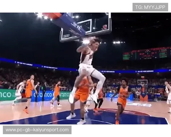 CBA突破分球助飞空接暴扣，震撼全场