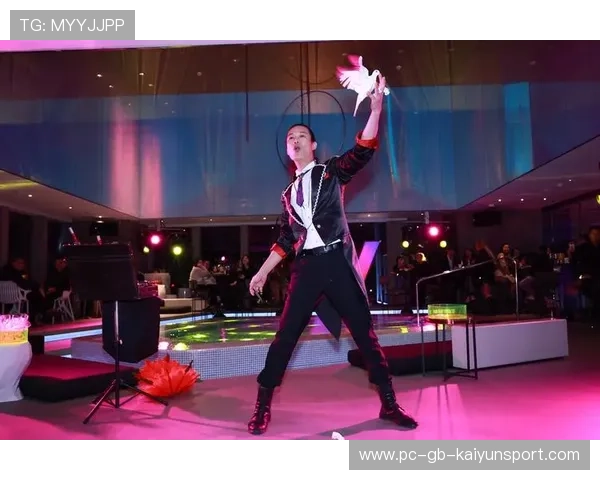 冲浪少年“单手站板”视频火遍全球，被称海上魔术师