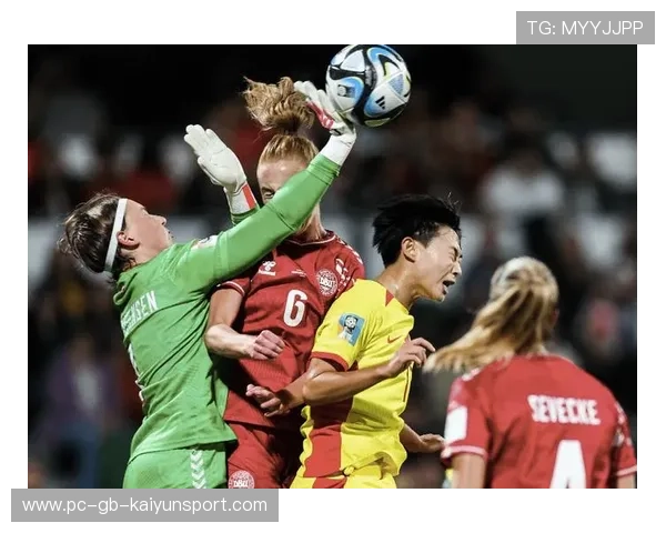 精准传中，制胜一击——足球比赛中的任意球与后点争顶进球的精彩演绎